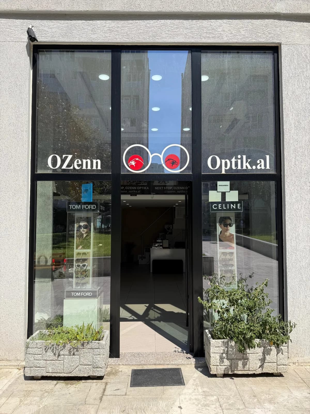 Vitrina e dyqanit OZenn Optik në Kompleksin Kika 2, Tiranë